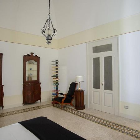 Palazzo Introna Bed & Breakfast Мола ди Бари Екстериор снимка