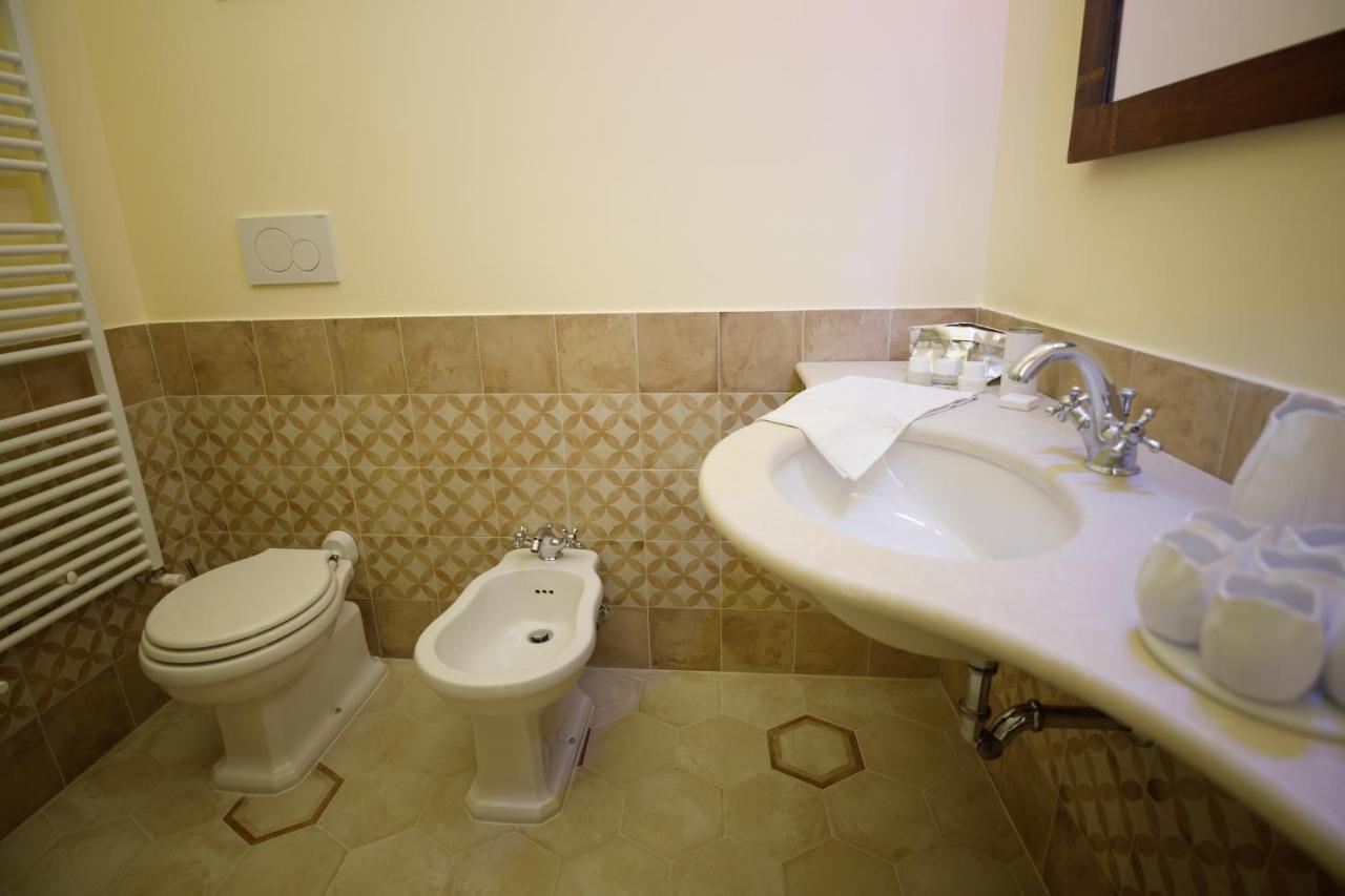 Palazzo Introna Bed & Breakfast Мола ди Бари Екстериор снимка